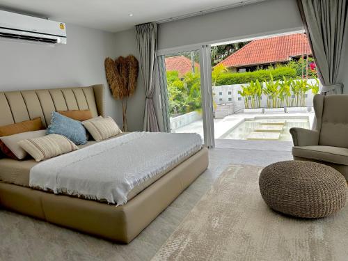 a bedroom with a large bed and a large window at Villa Teri in Lipa Noi