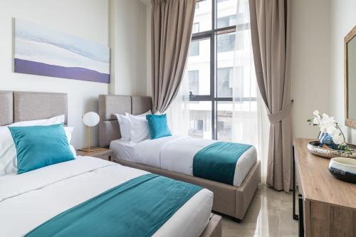Habitación de hotel con 2 camas y ventana en Frank Porter - Majestique Residence 2, en Dubái