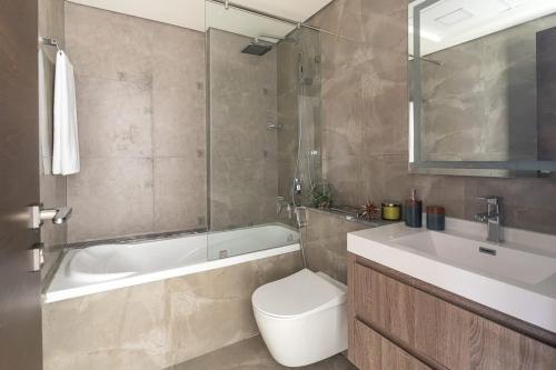 y baño con aseo, bañera y lavamanos. en Frank Porter - Majestique Residence 2, en Dubái