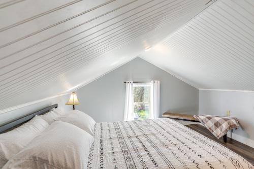 Un dormitorio blanco con una cama y una ventana. en Greenwich Countryside Apartment with Shared Yard, en Greenwich