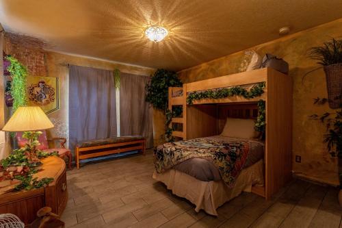 1 dormitorio con 1 cama en una habitación en Stay at Hogwarts Harry Potter's Home, Free Parking, Pets Allowed, en Kissimmee
