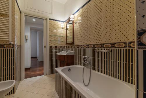 y baño con bañera y lavamanos. en A due passi da Santa Maria Maggiore Apartment, en Roma