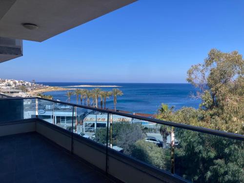 Elle comprend un balcon offrant une vue sur l'océan. dans l'établissement Modern SeaFront 3bedrooms Apartment, à San Pawl il-Baħar