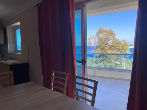 - une table à manger avec vue sur l'océan dans l'établissement Modern SeaFront 3bedrooms Apartment, à San Pawl il-Baħar