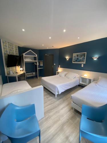 pokój hotelowy z 2 łóżkami i niebieskimi krzesłami w obiekcie Hotel Le Pelican w mieście Charleville-Mézières