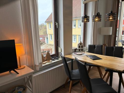 a dining room with a table and a window at Ferienwohnung Daisy in Sankt Andreasberg