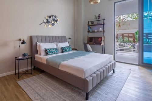 Кровать или кровати в номере Frank Porter - Azure
