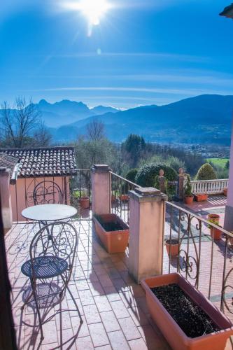 a patio with a table and chairs on a balcony at Villa Belvedere in Pieve Fosciana