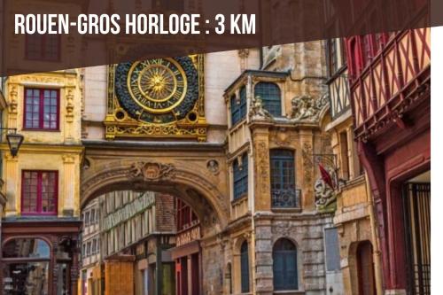 a building with a clock on the side of it at Le Jardin des Plantes Rouen Studios et F2 au calmes, Terrasse, stationnement gratuit in Rouen