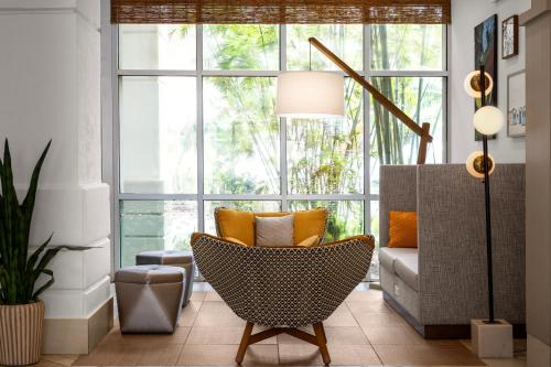 sala de estar con silla y ventana grande en Hampton Inn & Suites San Juan, en San Juan