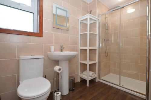 BlairmoreにあるBirch Cottageのバスルーム(トイレ、洗面台、シャワー付)