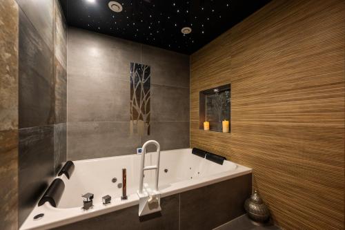 a bathroom with a tub and a sink at Logis Hôtel Notre-Dame - restaurant ouvert midi et soir sauf dimanche soir in Danne-et-Quatre-Vents