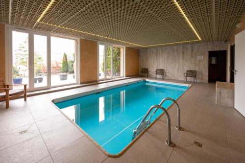 una gran piscina en una habitación grande en Logis Hôtel Notre-Dame - restaurant ouvert midi et soir sauf dimanche soir en Danne-et-Quatre-Vents