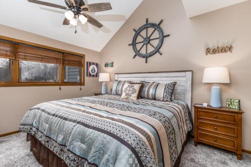 a bedroom with a bed and a clock on the wall at Golfers Valleywood Getaway, The Galena Territory in Galena