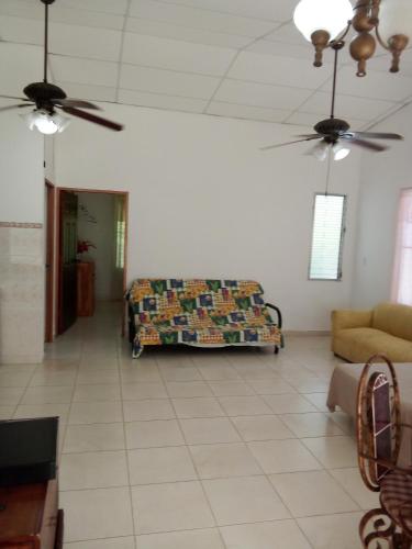 sala de estar con sofá y 2 ventiladores de techo en Mmm coronado playa en Playa Coronado