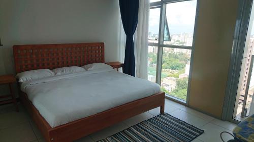 內羅畢的住宿－Luxury Skynest with Gym and Pool in Westlands，一间卧室设有一张床和一个大窗户