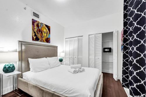 sypialnia z dużym białym łóżkiem w pokoju w obiekcie Courtyard Apartments Part of the Oasis Casita Collection w Miami Beach