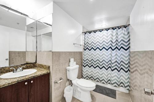 La salle de bains est pourvue de toilettes et d'un lavabo. dans l'établissement Courtyard Apartments Part of the Oasis Casita Collection, à Miami Beach
