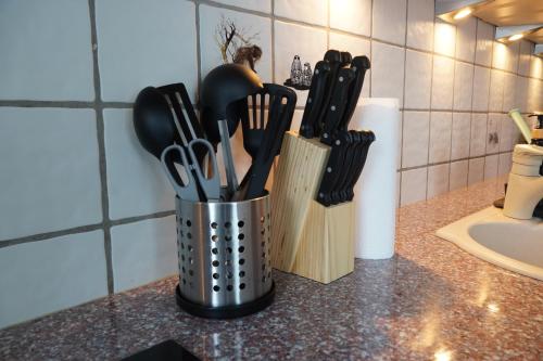 un contenedor lleno de utensilios en un mostrador en Timeless Apartment II Bremen-Neustadt, en Bremen