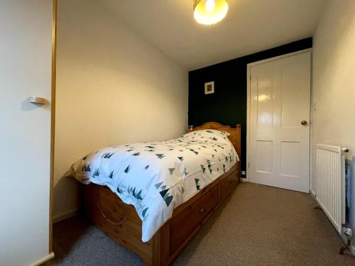sypialnia z łóżkiem z białą kołdrą w obiekcie The Claude House w mieście Bath
