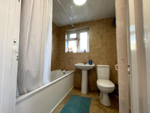 W łazience znajduje się toaleta, umywalka i wanna. w obiekcie The Claude House w mieście Bath