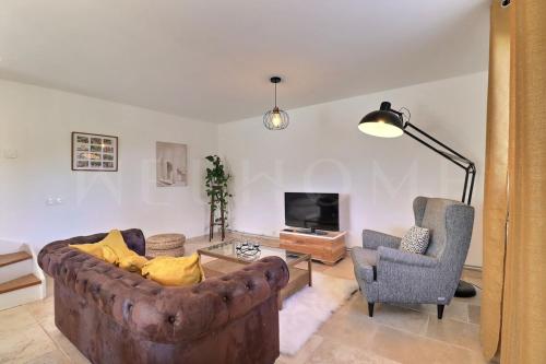 uma sala de estar com um sofá e duas cadeiras em Dépendance des Cigales em Saint-Cannat
