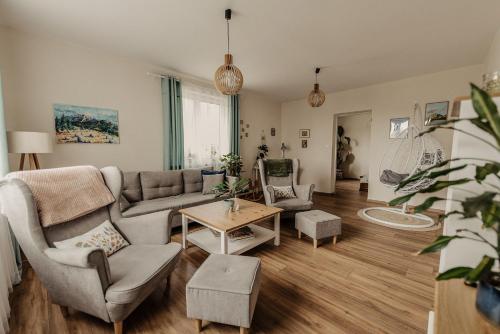 ein Wohnzimmer mit einem Sofa und einem Tisch in der Unterkunft Mizerna Cicha Noclegi Blisko Natury in Mizerna