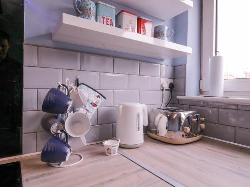 uma cozinha com um balcão com electrodomésticos em The Upper Circle em Clacton-on-Sea