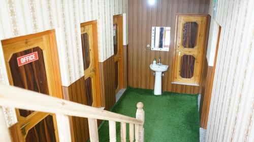 Green Resort في Rājbāgh: حمام صغير مع مرحاض ومغسلة