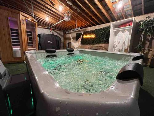 una gran bañera llena de agua en una habitación en Private Riverfront Cottage in Muskoka - The MARA en Huntsville