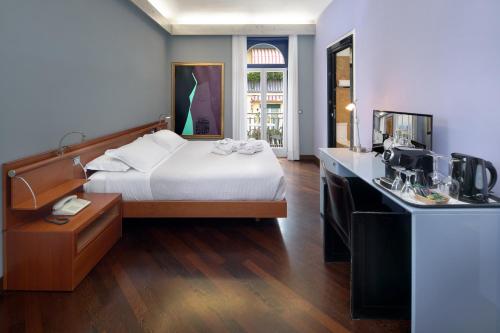 Habitación de hotel con cama y lavabo en Hotel Villa Cansignorio en Lazise