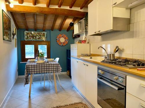 a kitchen with a table and a stove at Appartamento Torre di Pisa in Pisa