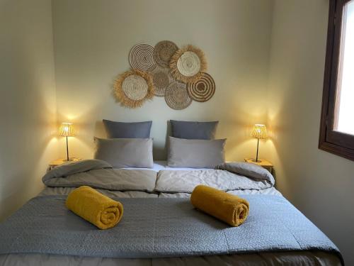 1 dormitorio con 1 cama con 2 toallas amarillas en Finca Valle Verde en Alora