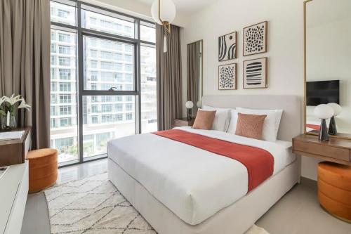 een slaapkamer met een groot bed en een groot raam bij Frank Porter - Beach Vista Tower 1 in Dubai