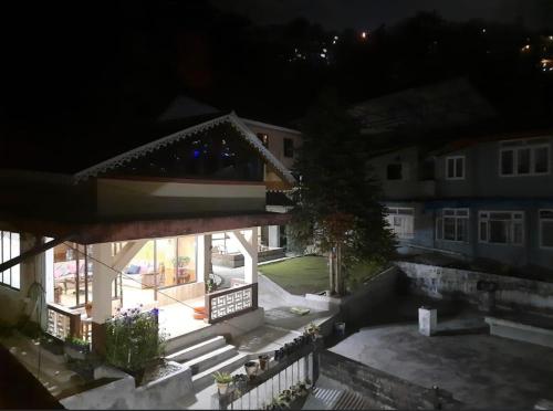 ガントクにあるThe Basnett Croftの夜の家屋空見