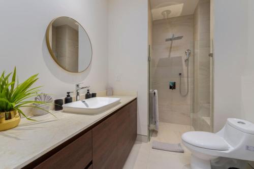 Ένα μπάνιο στο New 2BR Condo Fully Equipped and Great Location
