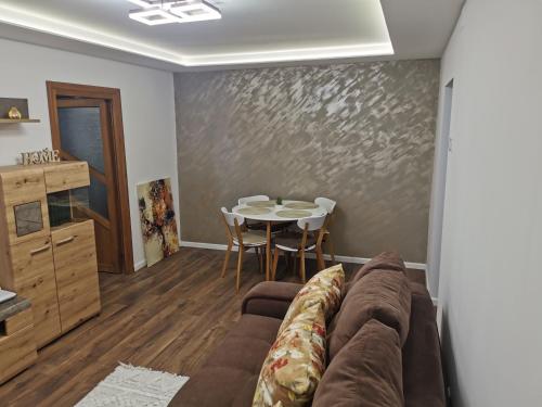 a living room with a couch and a table at Amy Apartment in Piatra Neamţ