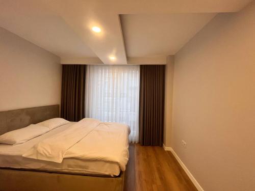 Кровать или кровати в номере Brand new cozy 1BDR/1BTH apartment in Bakırköy