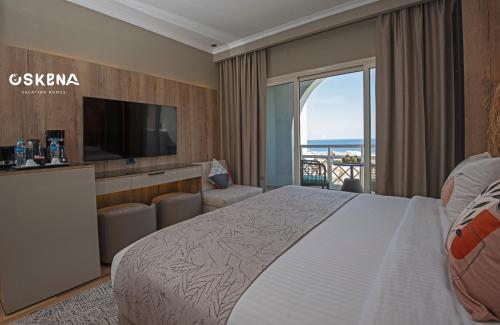 ハルガダにあるOSKENA Vacation Homes-Red Sea View Azzurra Salh Hasheesh Hurghadaのベッド付きのホテルルームで、海の景色を望めます。