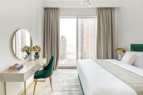 um quarto com uma cama, uma secretária e um espelho em Frank Porter - Creek Horizon Tower 2 em Dubai