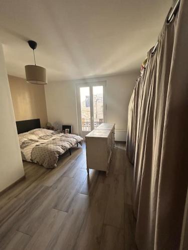 une chambre avec un lit et un parquet dans l'établissement Location appartement estivale, à Montagnac