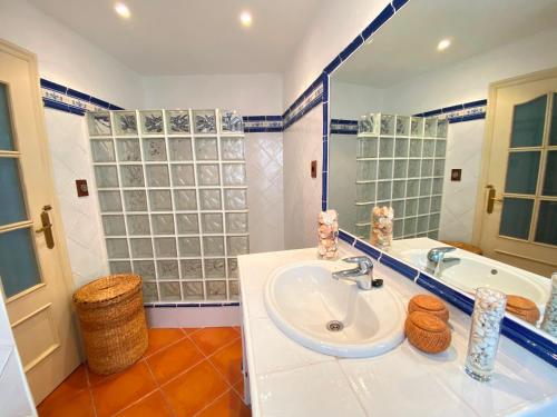 La salle de bains est pourvue d'un lavabo, d'une baignoire et d'un miroir. dans l'établissement La Casa del Artista, à Altea