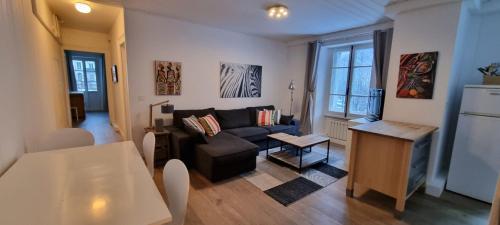 un salon avec un canapé et une table dans l'établissement Charming family nest in the heart of Chamonix, à Chamonix-Mont-Blanc