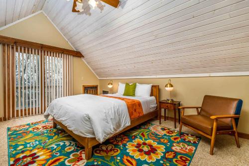 Ein Bett oder Betten in einem Zimmer der Unterkunft 4 Bdrm Dog-Friendly Territory Getaway
