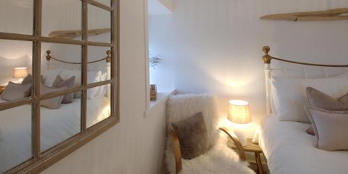 uma sala de estar com um espelho e um sofá em Orkney Retreats 1 2 and 3 bedroom Island Farmhouses & Cottages em Sanday