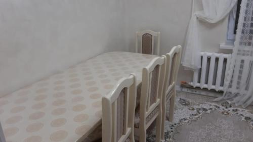 cuna blanca en habitación blanca con cuna en уютная 3 комнатная в центре города, en Shymkent