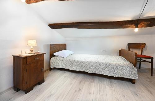 sypialnia z łóżkiem, stołem i krzesłem w obiekcie Apartman studio Baladur w mieście Roč