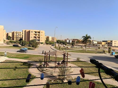 een park met een speeltuin in het midden van een stad bij شقه فندقيه in ‘Ezbet el-Insha