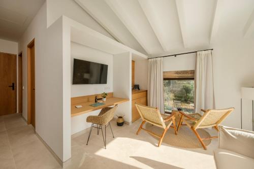 a living room with a desk and chairs at Fincahotel Treurer - Olive Grove & Grand House - Adults Only in Algaida