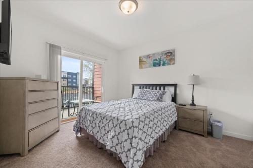 um quarto com uma cama, uma cómoda e uma janela em New Building Downtown Atlanta Condo em Atlanta